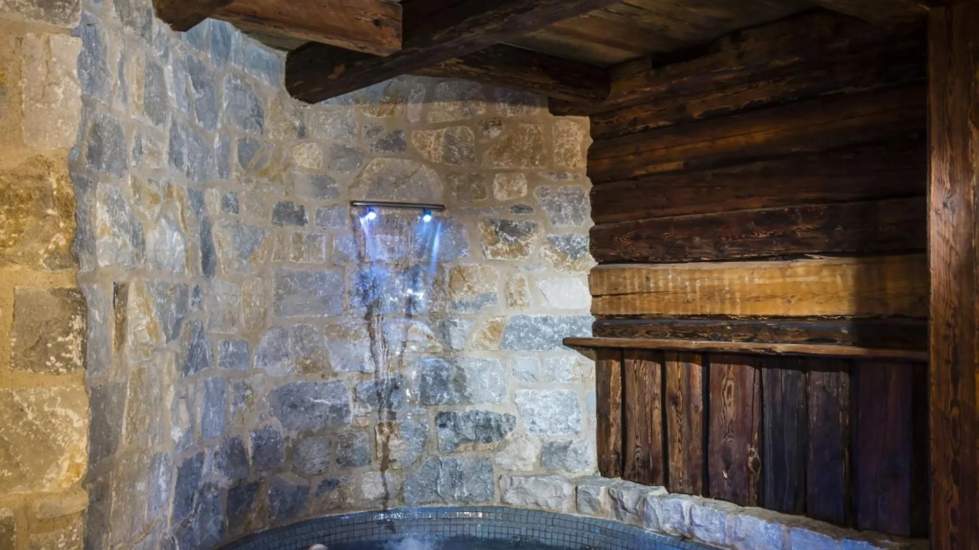 Chalet Familial Authentique Avec Spa, Jacuzzi Et Hammam - Courchevel 1850 - Fr-1-613A-26 0*,  France